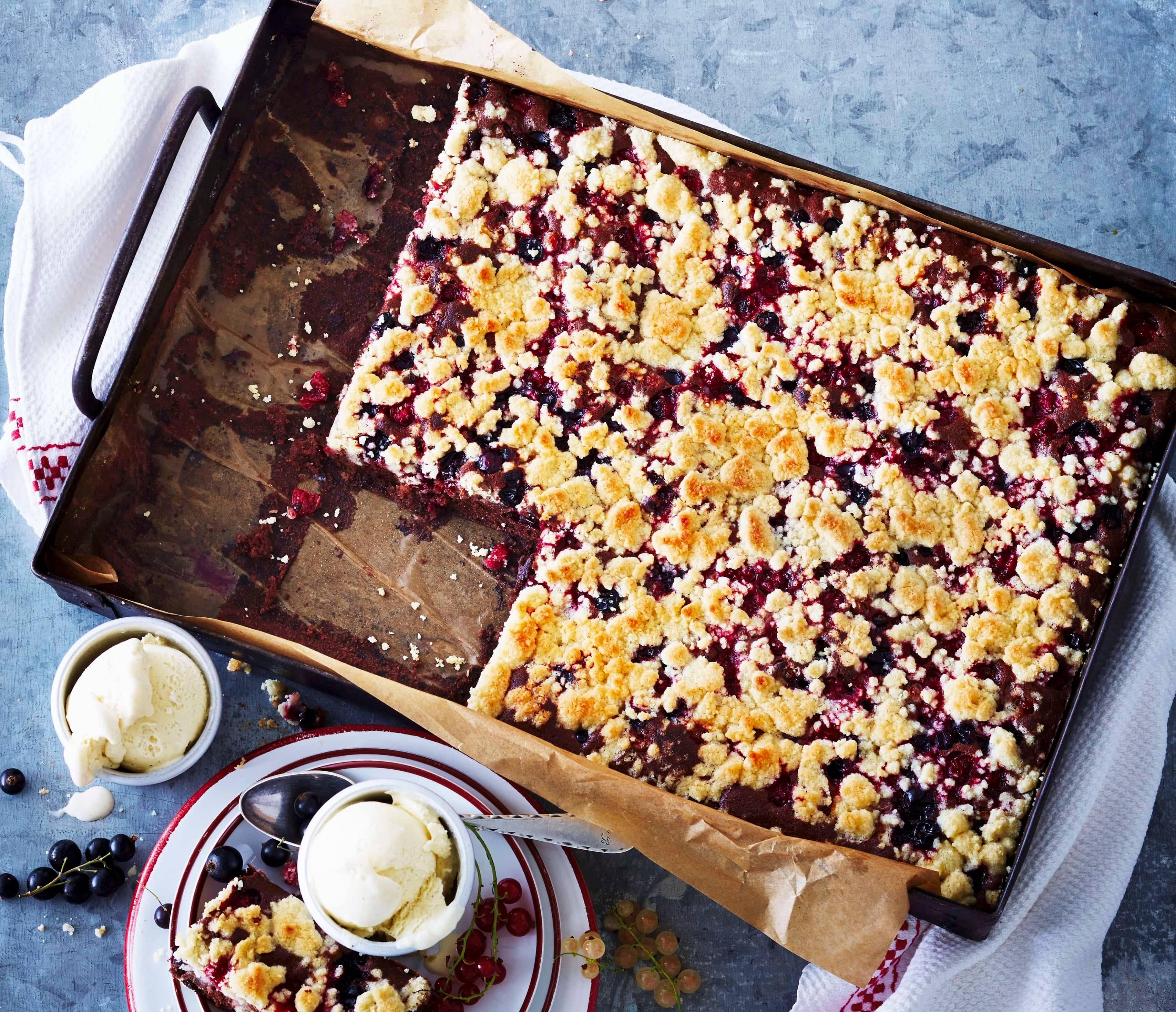 Schoko-Blechkuchen mit Johannisbeeren Rezept