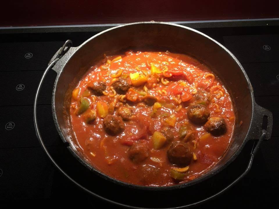Tomaten-Paprikatopf mit Fleischbällchen aus dem Dutch Oven Tomaten-Paprikatopf mit Fleischbällchen aus dem Dutch Oven