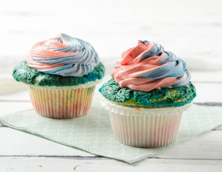 Regenbogen Cupcakes mit Regenbogencreme Regenbogen Cupcakes mit Regenbogencreme