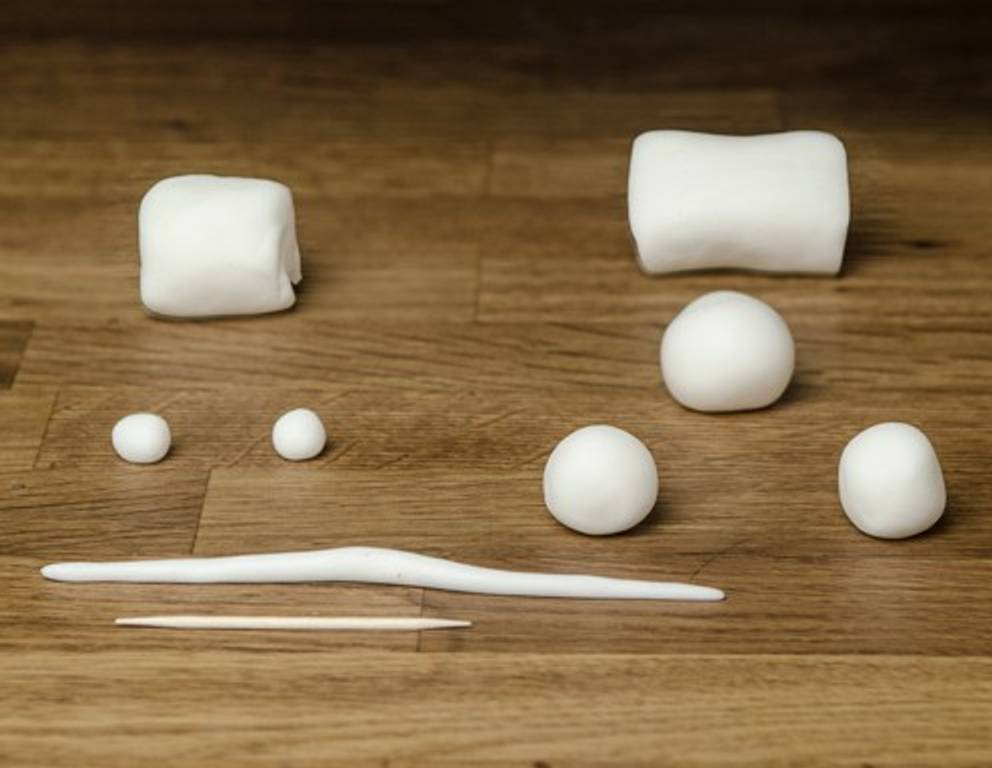 Schritt 1: Alle benötigten Teile für den Körper aus weißem Rollfondant vorbereiten Schritt 1: Alle benötigten Teile für den Körper aus weißem Rollfondant vorbereiten