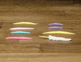 Schritt 2: Mähne und Schwanz aus buntem Rollfondant formen. Das Horn wurde einfach um einen Zahnstocher gewickelt. Schritt 2: Mähne und Schwanz aus buntem Rollfondant formen. Das Horn wurde einfach um einen Zahnstocher gewickelt.