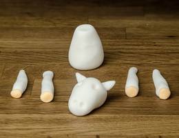 Schritt 3: Die vorbereiteten weißen Teile zu Kopf, Körper und Gliedmaßen formen. Die Hufen aus blassrosa oder lachsfarbenem Rollfondant an die Beine setzen (eventuell mit Wasser fixieren). Schritt 3: Die vorbereiteten weißen Teile zu Kopf, Körper und Gliedmaßen formen. Die Hufen aus blassrosa oder lachsfarbenem Rollfondant an die Beine setzen (eventuell mit Wasser fixieren).