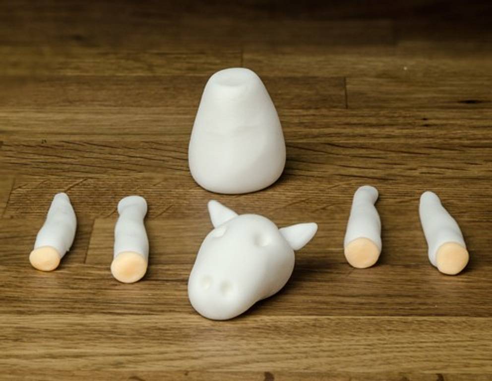 Schritt 3: Die vorbereiteten weißen Teile zu Kopf, Körper und Gliedmaßen formen. Die Hufen aus blassrosa oder lachsfarbenem Rollfondant an die Beine setzen (eventuell mit Wasser fixieren). Schritt 3: Die vorbereiteten weißen Teile zu Kopf, Körper und Gliedmaßen formen. Die Hufen aus blassrosa oder lachsfarbenem Rollfondant an die Beine setzen (eventuell mit Wasser fixieren).