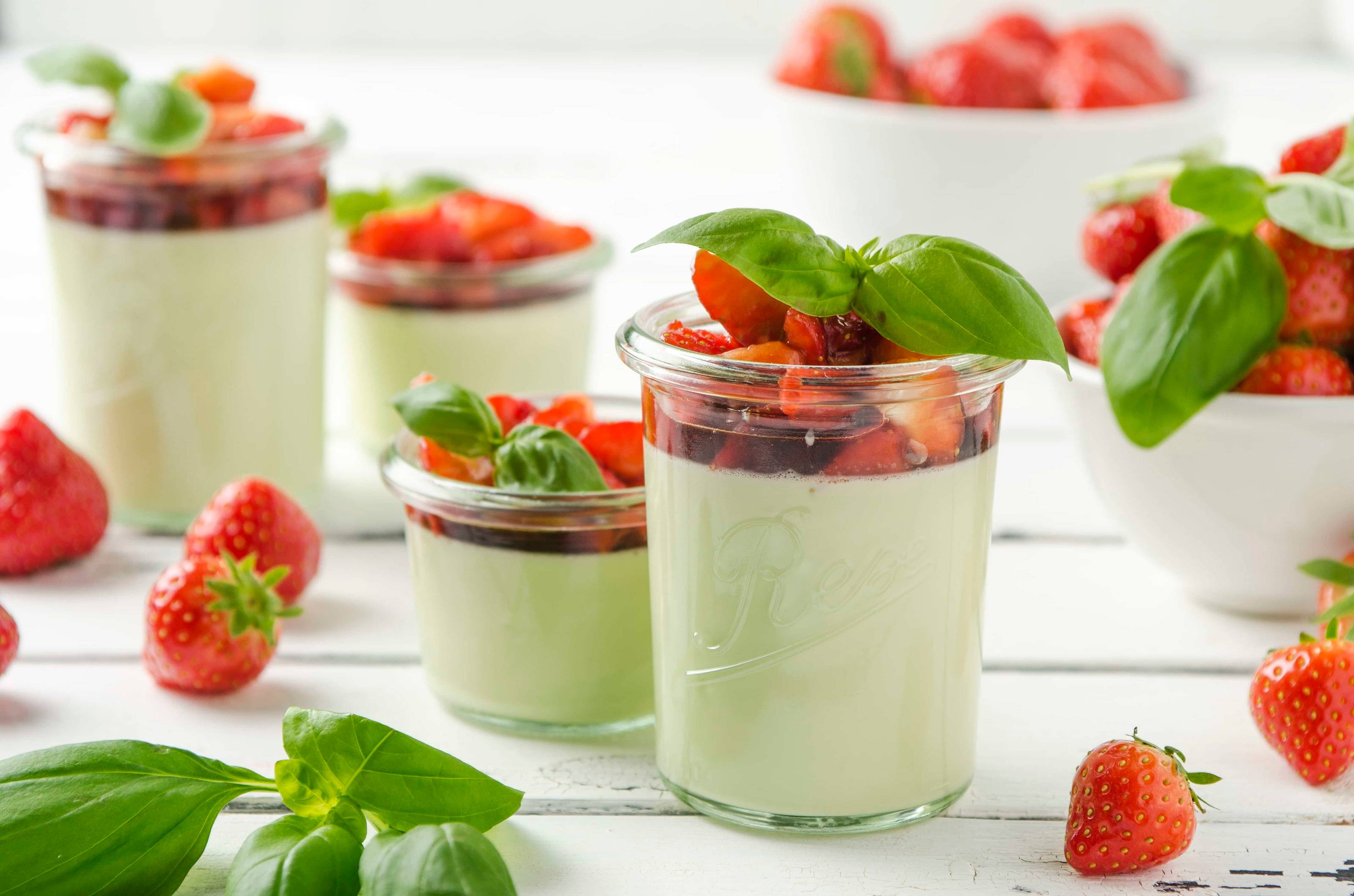 Basilikum-Panna-Cotta mit Erdbeeren