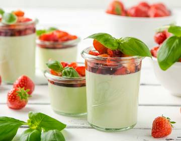Basilikum-Panna-Cotta mit Erdbeeren Basilikum-Panna-Cotta mit Erdbeeren