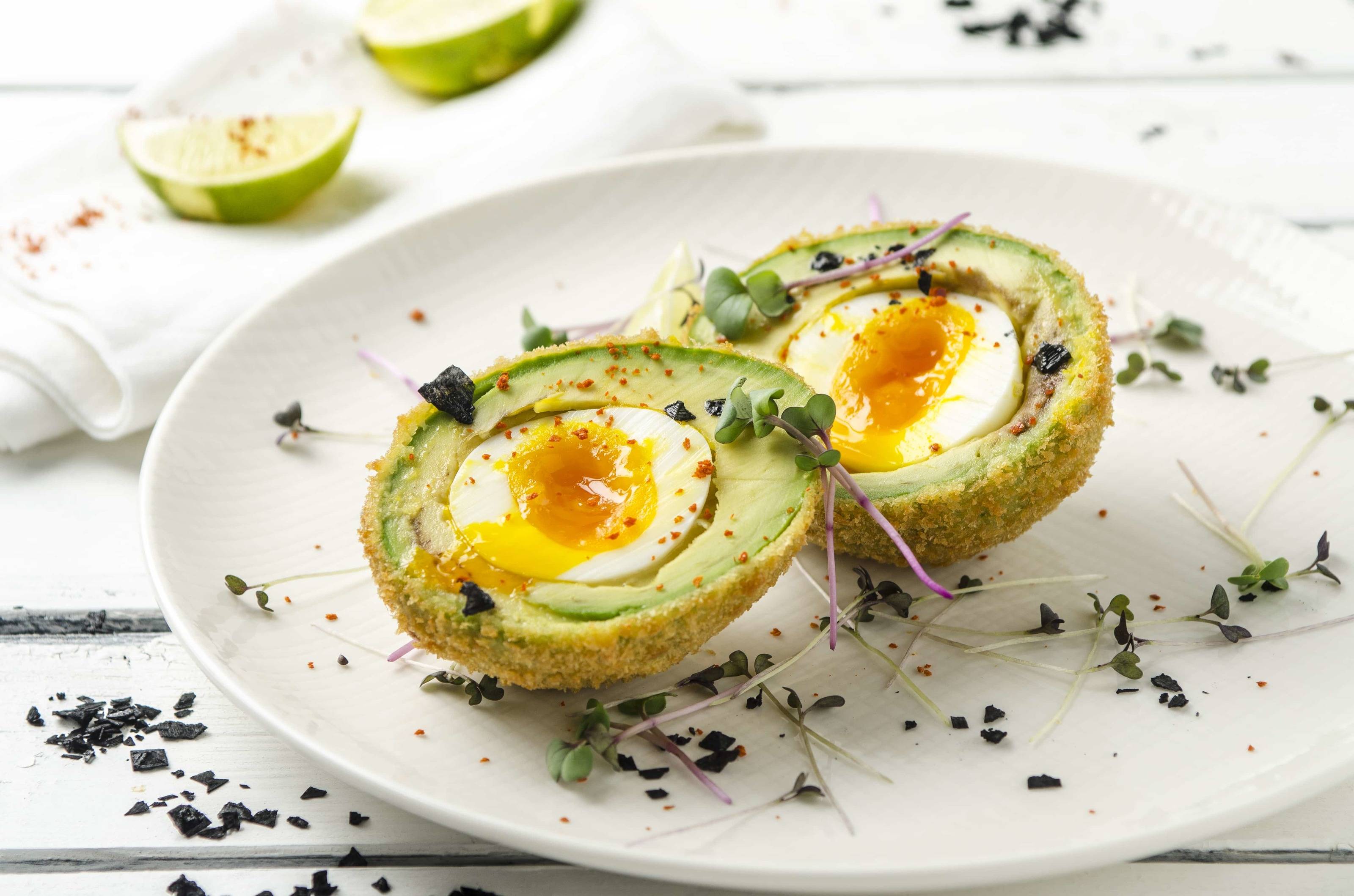 Knusprige Scotch-Eggs mit Avocado Rezept