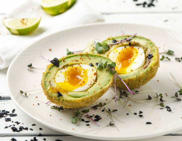 Knusprige Scotch-Eggs mit Avocado