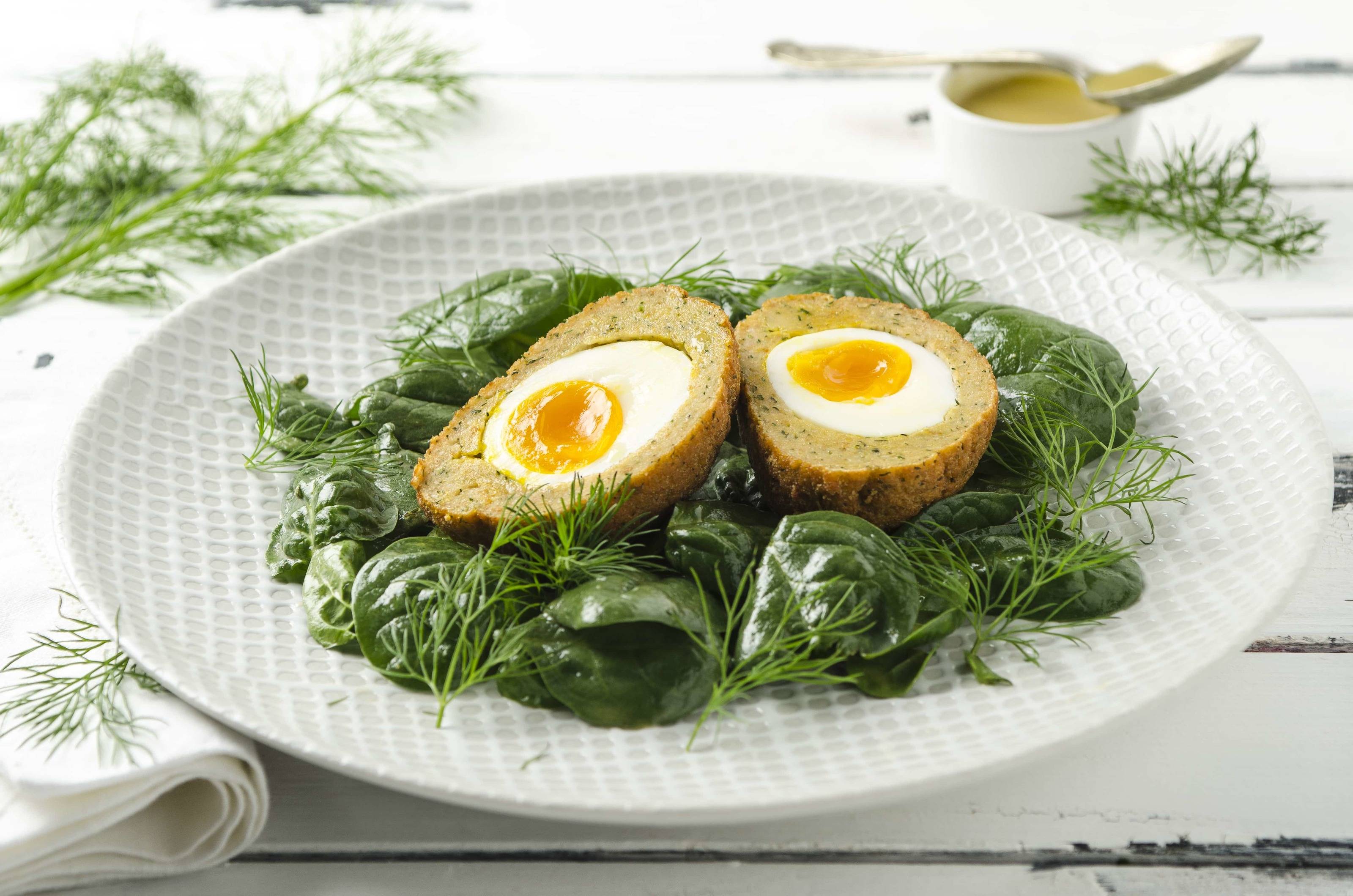 Scotch-Egg in Räucherlachs mit Babyspinat