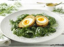 Scotch-Egg in Räucherlachs mit Babyspinat Scotch-Egg in Räucherlachs mit Babyspinat