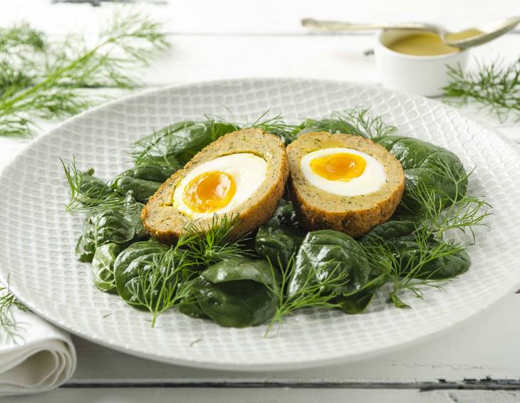 Scotch-Egg in Räucherlachs mit Babyspinat