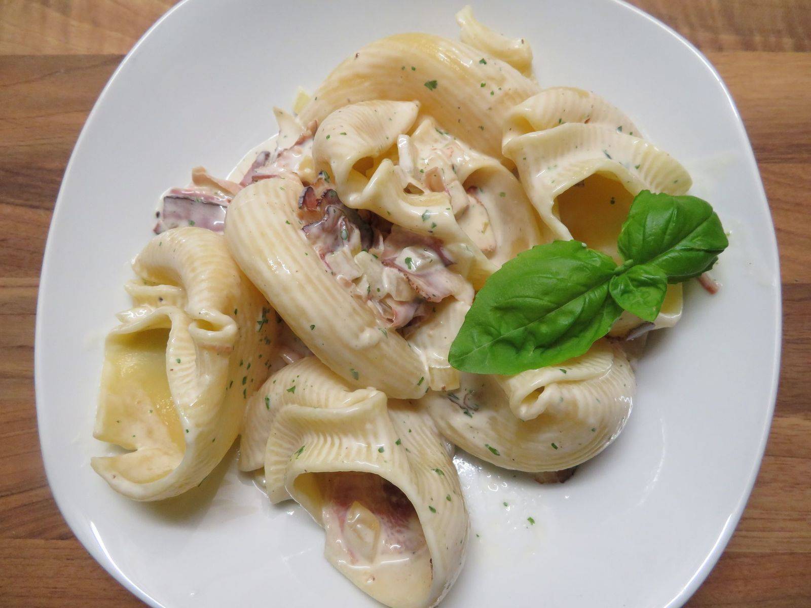 Lumaconi mit Speck-Obers-Sauce