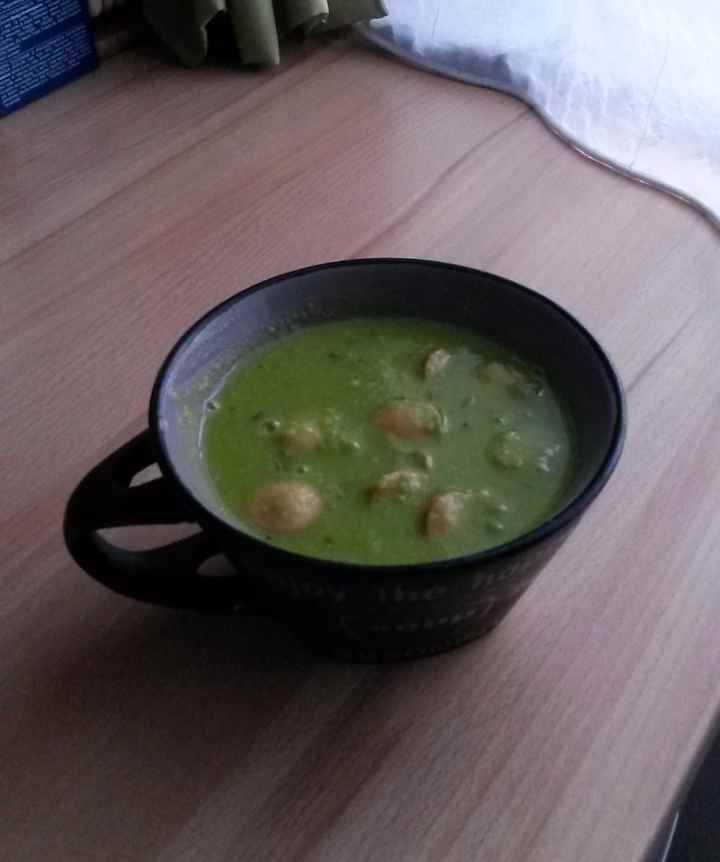 Erbsensuppe mit Kartoffeln und Frankfurter