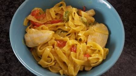 Hühnchen-Nudelpfanne mit Paprika-Kokos-Sauce Rezept - ichkoche.de Hühnchen-Nudelpfanne mit Paprika-Kokos-Sauce Rezept - ichkoche.de