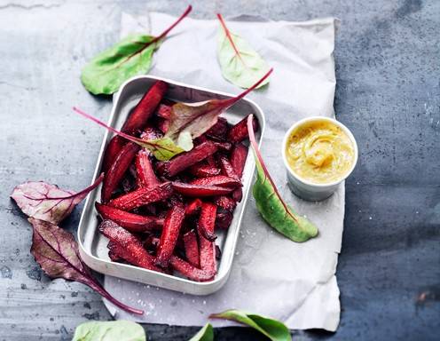 Rote-Rüben-Pommes mit Curry-Dip Rezept