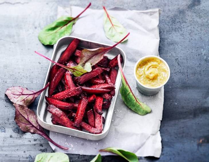 Rote-Rüben-Pommes mit Curry-Dip