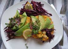 Dinkelbrot mit Kürbis-Hummus, Avocado, Rotkraut und Radieschensprossen Dinkelbrot mit Kürbis-Hummus, Avocado, Rotkraut und Radieschensprossen