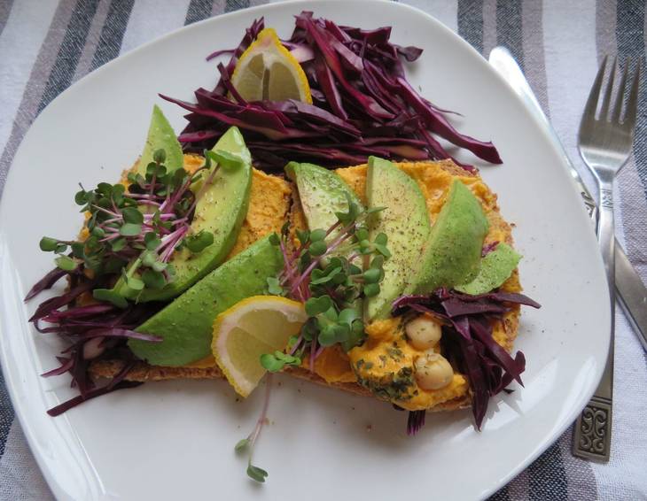 Dinkelbrot mit Kürbis-Hummus, Avocado, Rotkraut und Radieschensprossen