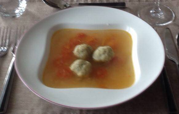 Gemüsebouillon mit Parmesan-Knöderl