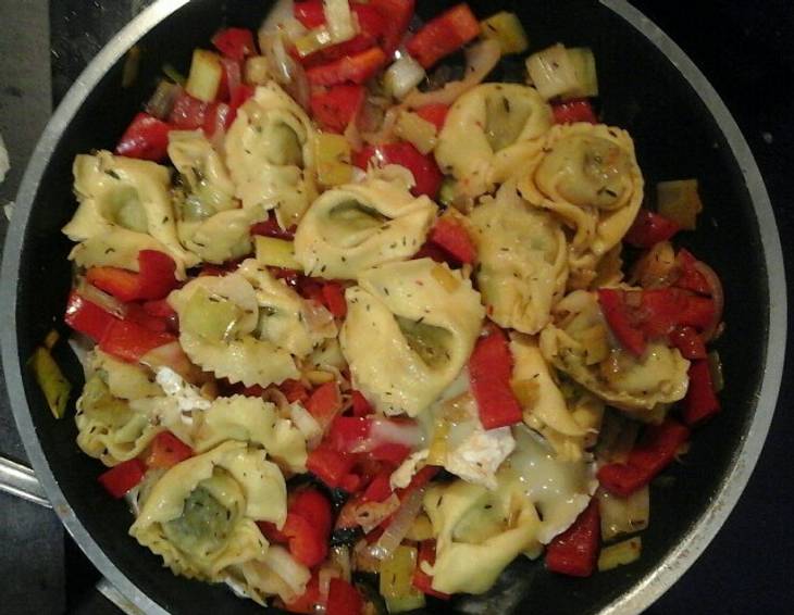 Gefüllte Tortellini mit Paprika und Lauch