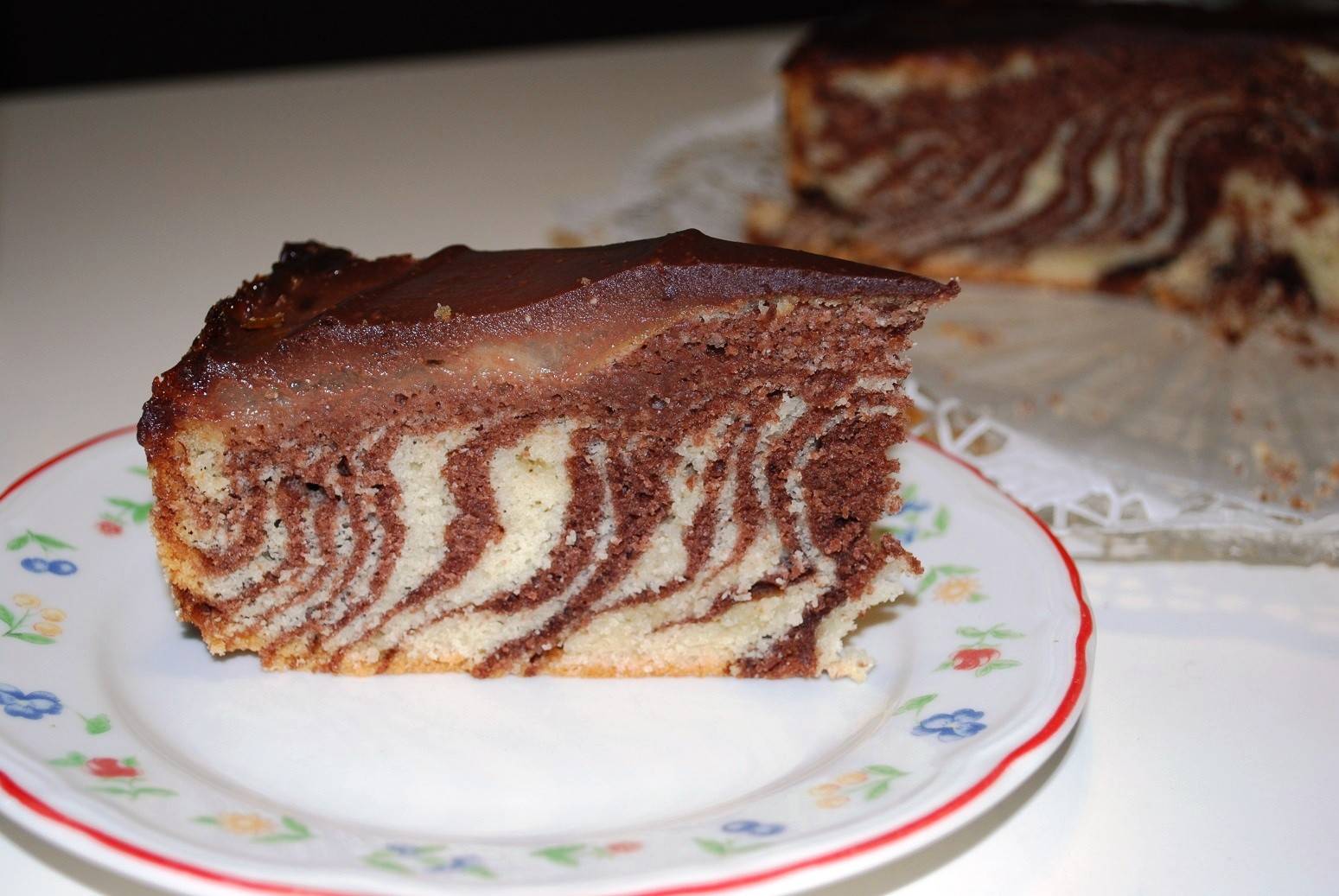 Upside-Down-Zebratorte mit Schoko-Sauerrahm-Kuvertüre Rezept - ichkoche.ch Upside-Down-Zebratorte mit Schoko-Sauerrahm-Kuvertüre Rezept - ichkoche.ch