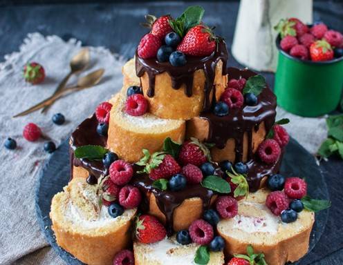 Biskuitrollen-Turm Rezept