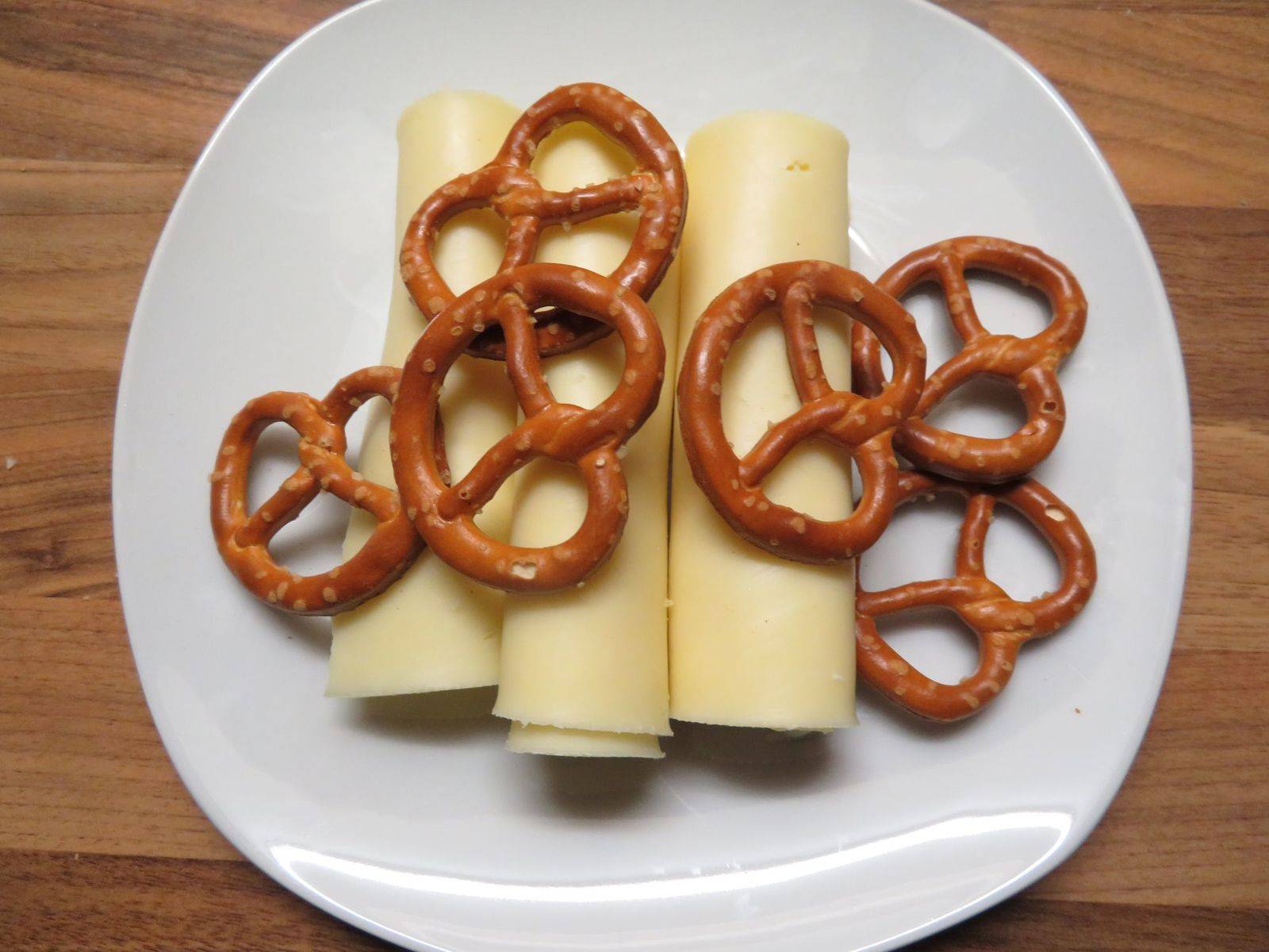 Käserollen mit Brezelfülle