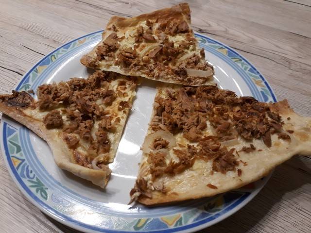 Flammkuchen mit Thunfisch