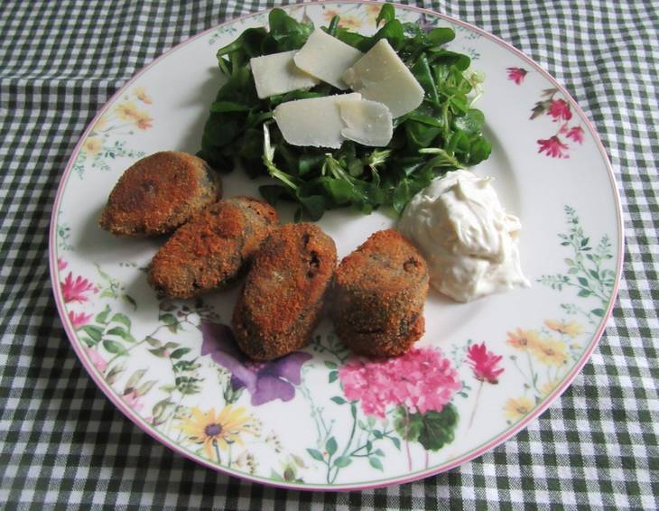 Gebackene Blutwurstradeln mit Krensauce auf Vogerlsalat Gebackene Blutwurstradeln mit Krensauce auf Vogerlsalat