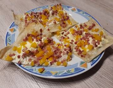 Flammkuchen mit Paprika und Rohschinken Flammkuchen mit Paprika und Rohschinken