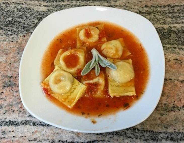 Kräuterravioli auf Tomatenconcassé Kräuterravioli auf Tomatenconcassé