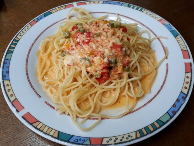 Spaghetti in Paprika-Käse-Sauce