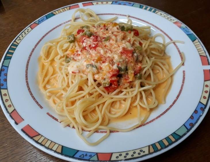 Spaghetti in Paprika-Käse-Sauce