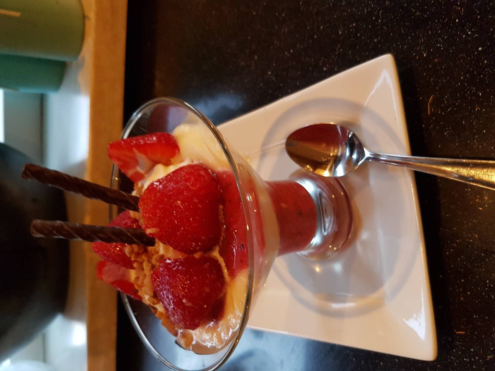 Würzige Erdbeeren mit Vanilleeis