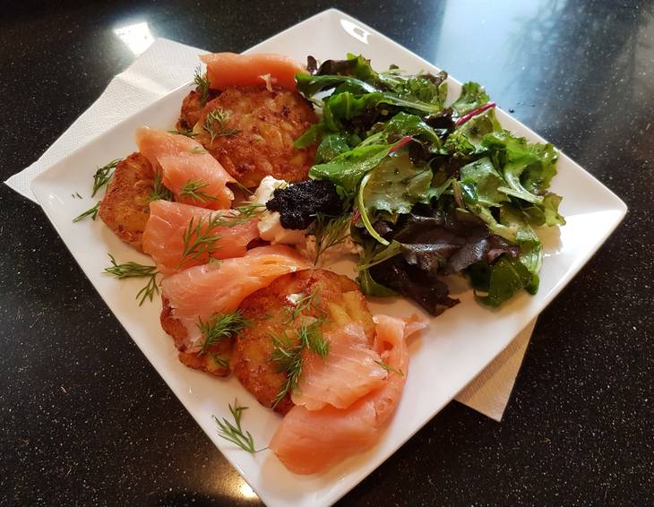 Kartoffel-Lachs-Taler mit Joghurt-Dip Kartoffel-Lachs-Taler mit Joghurt-Dip