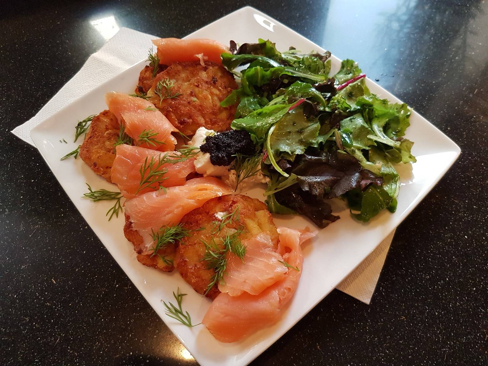 Kartoffel-Lachs-Taler mit Joghurt-Dip Rezept - ichkoche.de Kartoffel-Lachs-Taler mit Joghurt-Dip Rezept - ichkoche.de