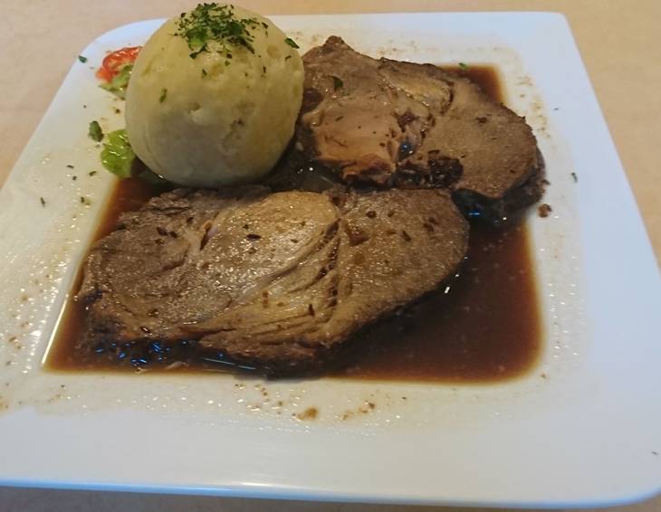 Schweinsbraten im Rotwein