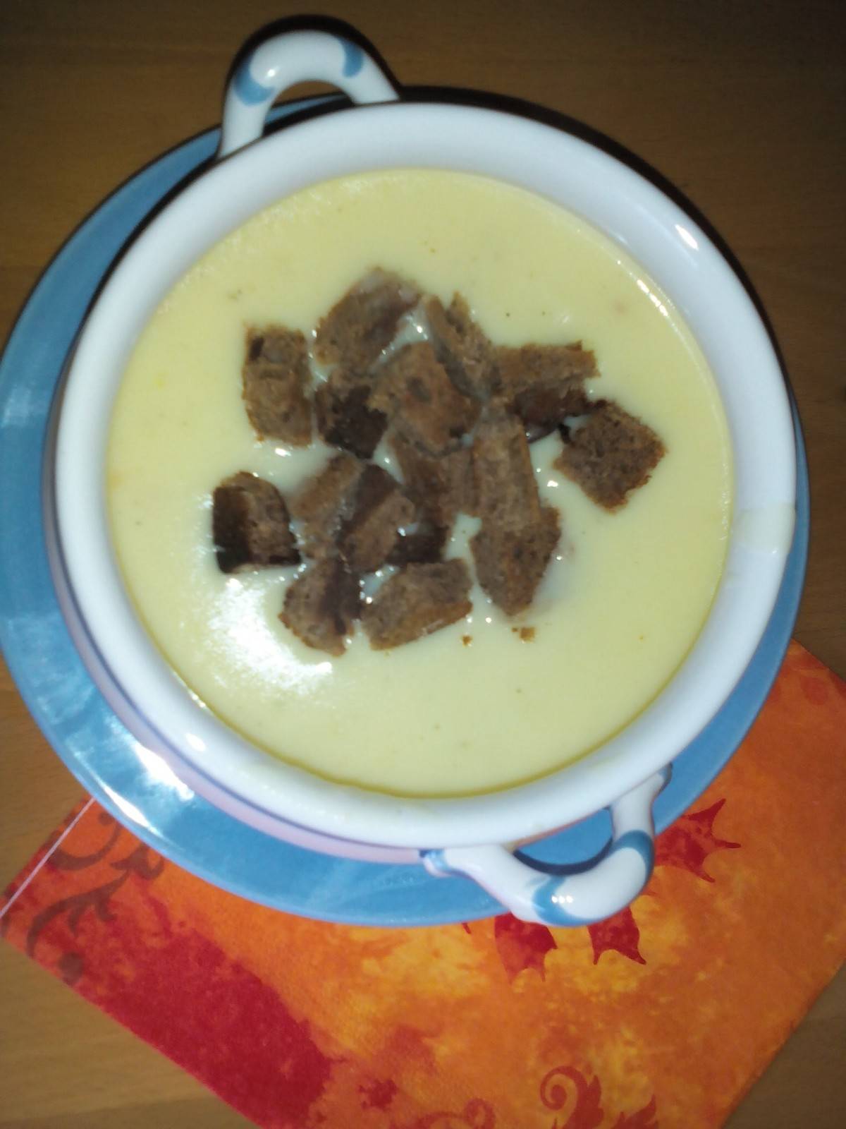Knoblauchsuppe mit Brotwürfeln