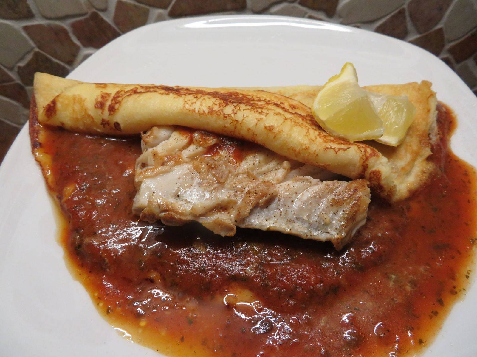 Pikante Palatschinken mit Tomaten-Heilbuttfülle