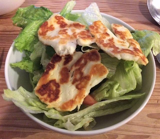 Gegrillter Halloumi auf Blattsalat