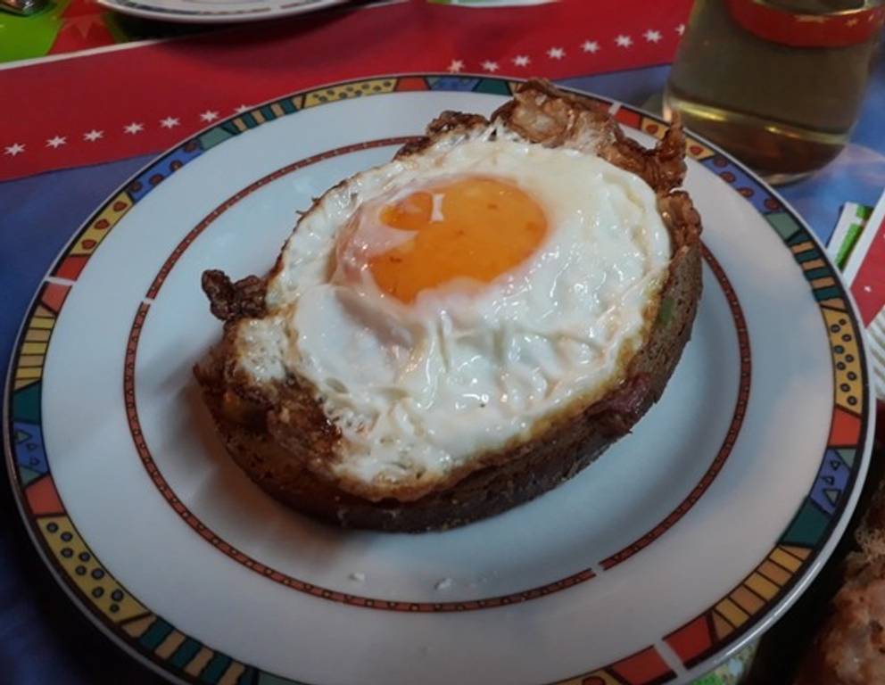 Überbackene Brote mit Spiegelei Überbackene Brote mit Spiegelei