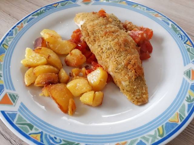 Gebackenes Fischfilet auf Tomaten