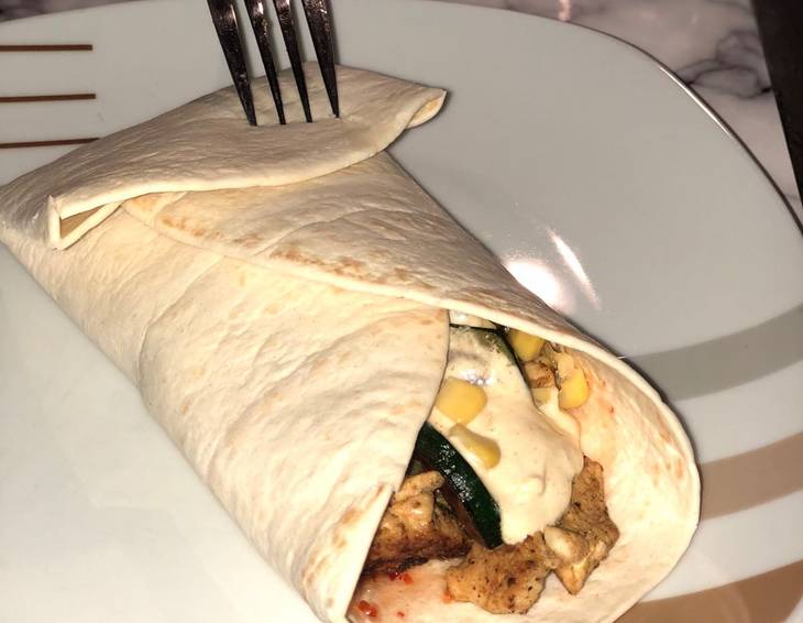 Wrap mit Hühnchen und Gemüse Wrap mit Hühnchen und Gemüse