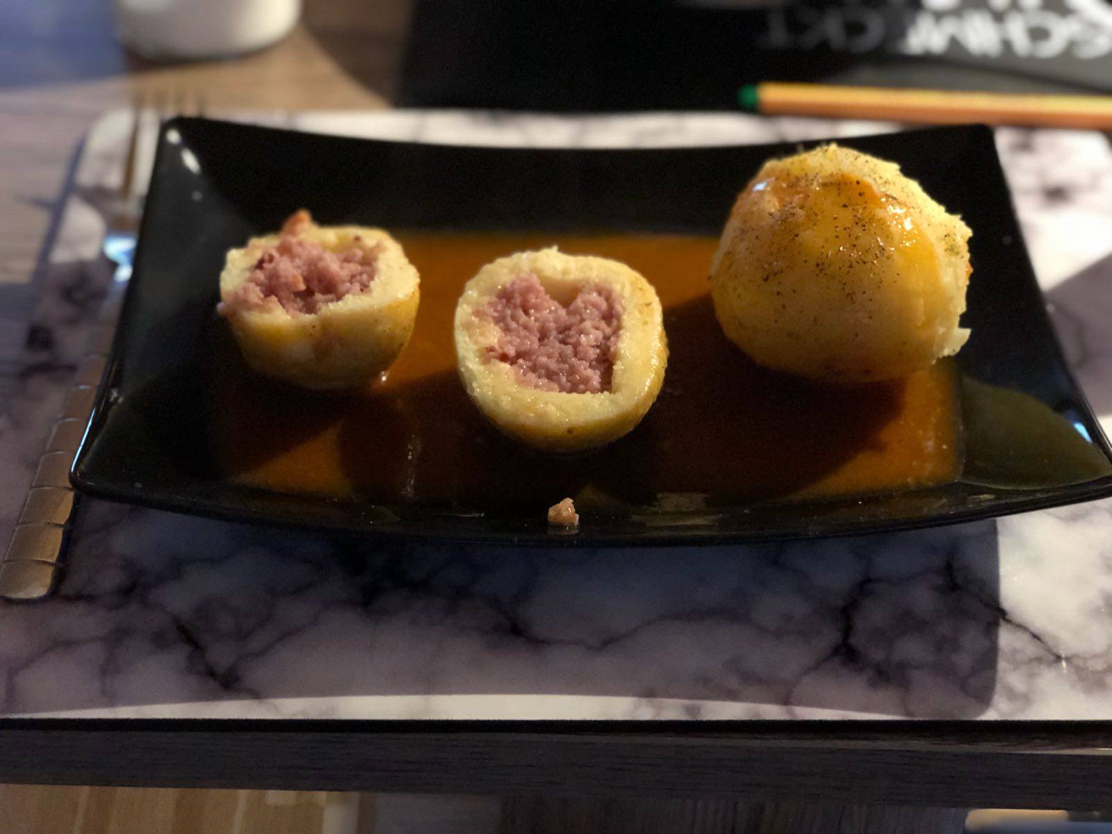 Hascheeknödel mit Gulaschsaft