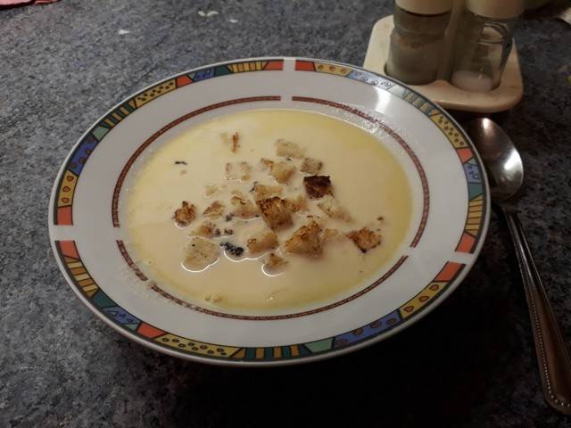 Käsesuppe mit geröstetem Brot