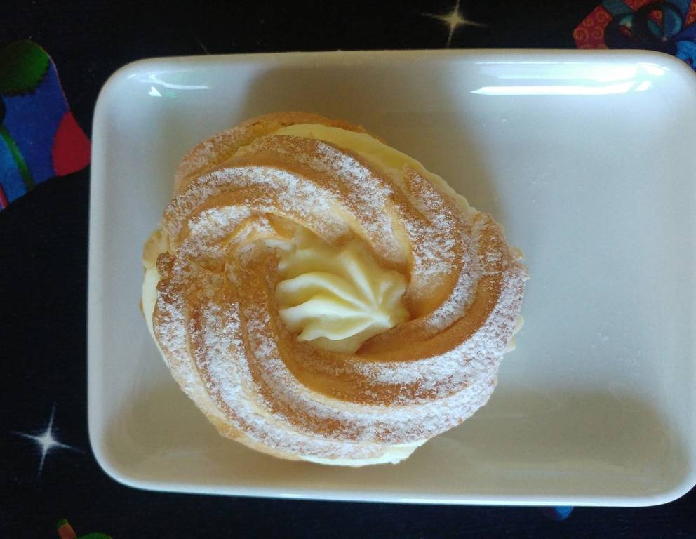Brandteig-Ring mit Crèmefüllung Brandteig-Ring mit Crèmefüllung