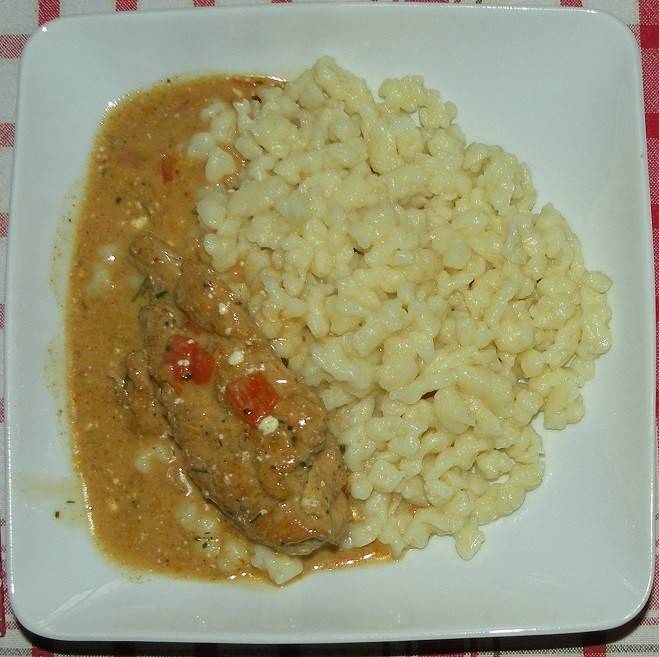 Paprikahuhn mit Spatzen und Salat Rezept - ichkoche.de
