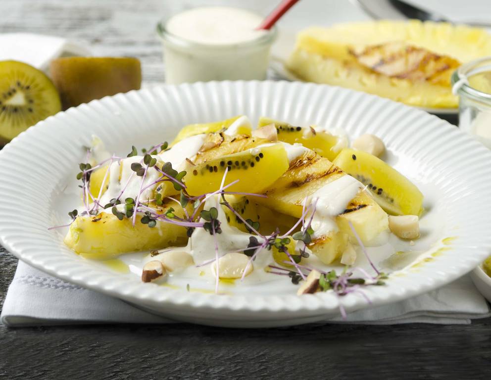 Golden Kiwi-Salat mit Ananas und Joghurt Golden Kiwi-Salat mit Ananas und Joghurt