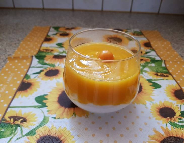 Joghurt mit Mangopüree Joghurt mit Mangopüree