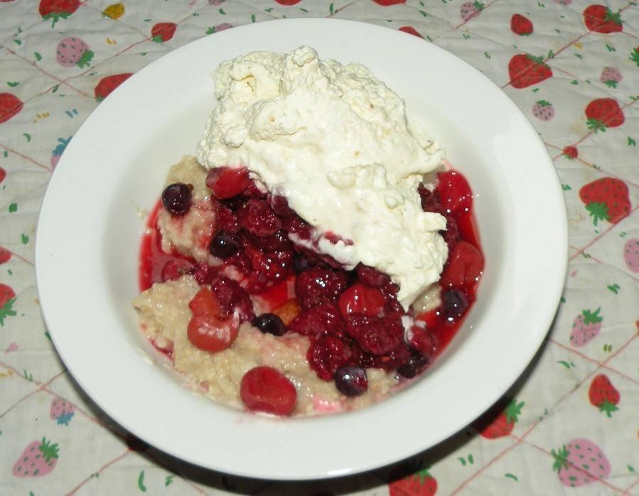 Haferbrei mit Beeren und Schlagobers