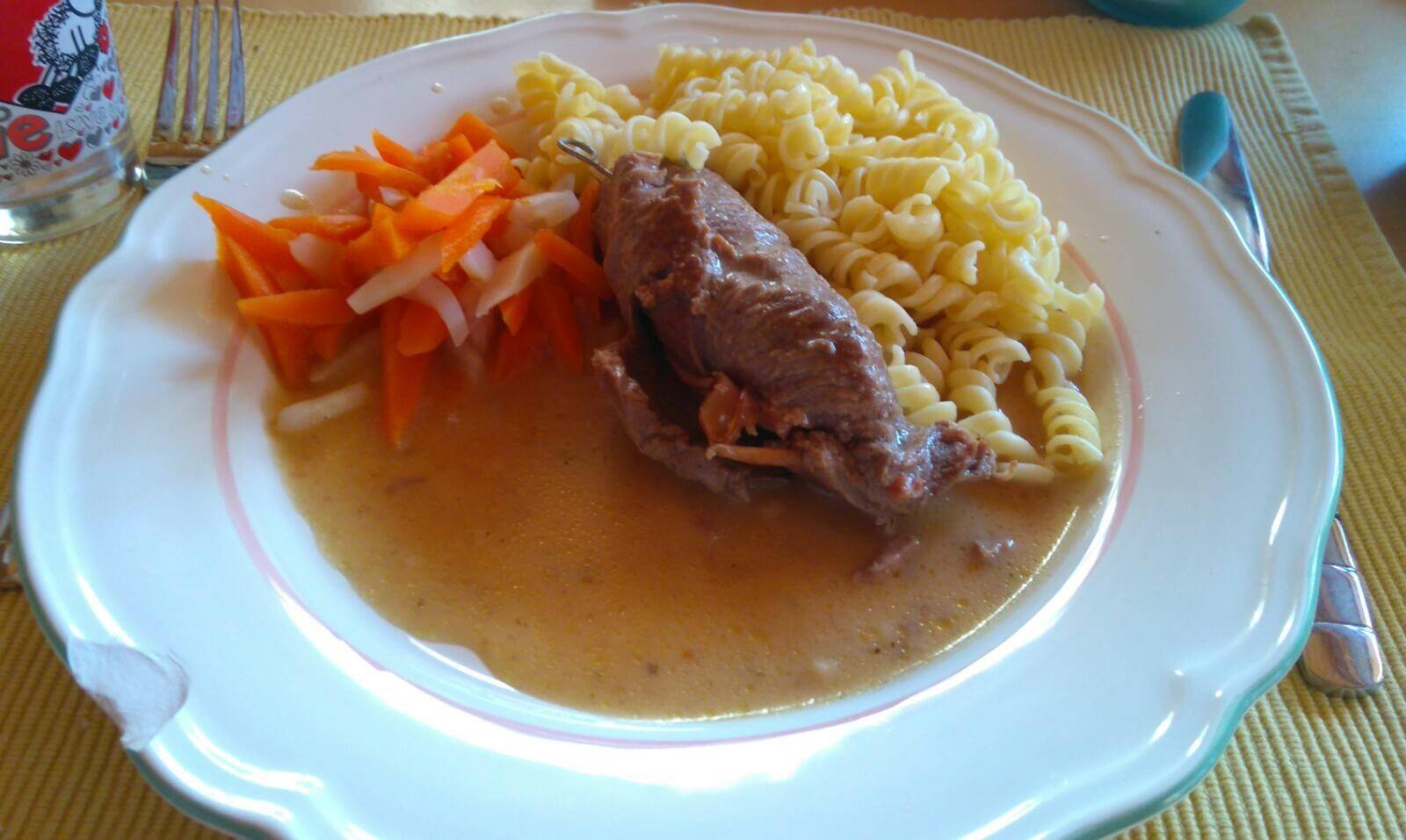 Rindsrouladen mit Nudeln und Gemüse